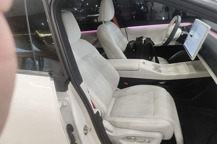 Used ONVO L60 2025 Model—60 kWh Rear-Wheel-Drive Version Right Front Seat