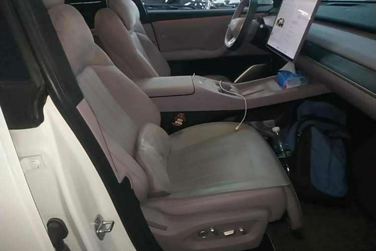 Used ONVO L60 2025 Model—85 kWh Rear-Wheel-Drive Version Right Front Seat