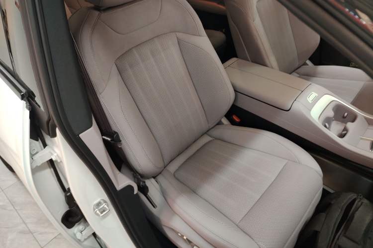 Used ONVO L60 2025 Model—85 kWh All-Wheel-Drive Version Right Front Seat