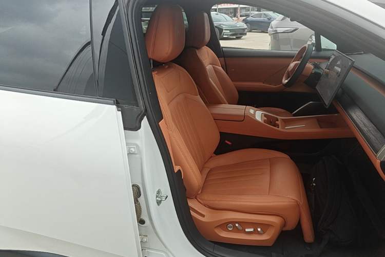 Used ONVO L60 2025 Model—60 kWh Rear-Wheel-Drive Version Right Front Seat