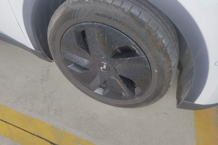 Used ONVO L60 2025 Model—60 kWh Rear-Wheel-Drive Version Right Front Wheel Hub