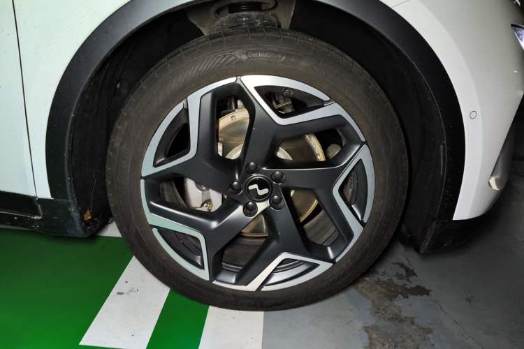 Used ONVO L60 2025 Model—60 kWh All-Wheel-Drive Version Right Front Wheel Hub