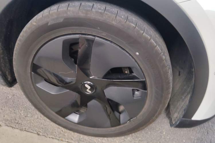 Used ONVO L60 2025 Model—60 kWh Rear-Wheel-Drive Version Right Front Wheel Hub