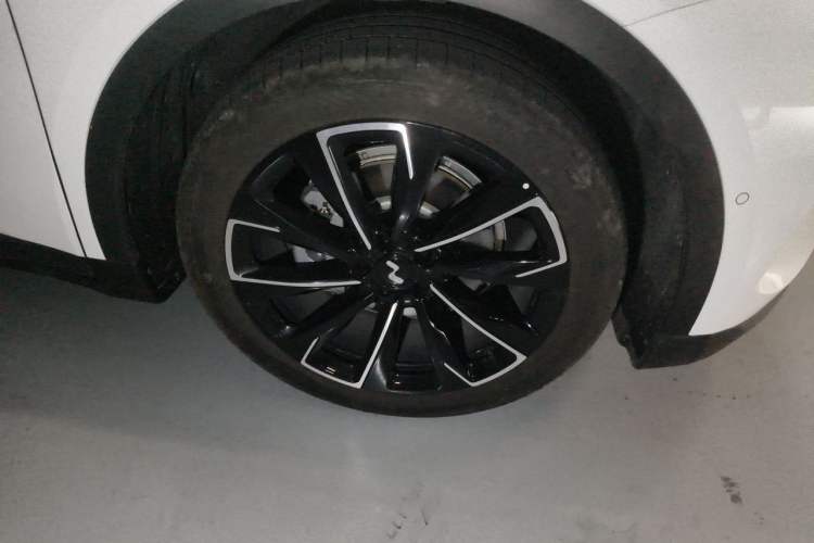 Used ONVO L60 2025 Model—60 kWh Rear-Wheel-Drive Version Right Front Wheel Hub