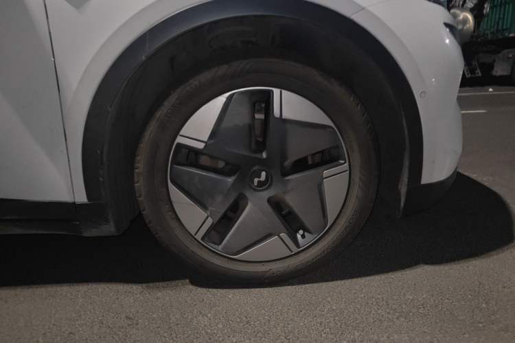 Used ONVO L60 2025 Model—60 kWh All-Wheel-Drive Version Right Front Wheel Hub