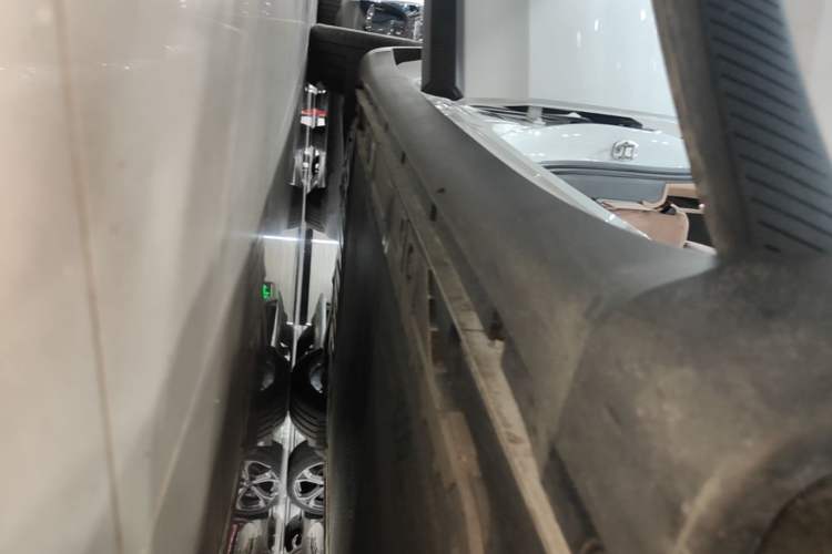Used ONVO L60 2025 Model—60 kWh All-Wheel-Drive Version Right Side Sill