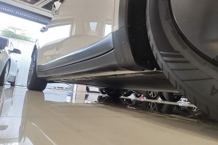 Used ONVO L60 2025 Model—60 kWh Rear-Wheel-Drive Version Right Side Sill