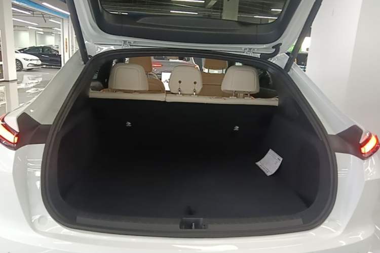 Used ONVO L60 2025 Model—60 kWh Rear-Wheel-Drive Version Trunk