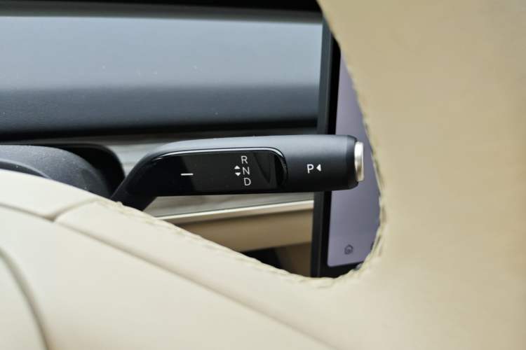 Used ONVO L60 2025 Model—60 kWh All-Wheel-Drive Version Gear Lever