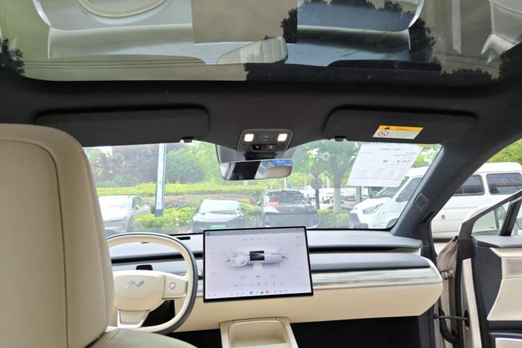 Used ONVO L60 2025 Model—60 kWh All-Wheel-Drive Version Headliner