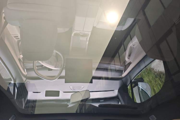 Used ONVO L60 2025 Model—60 kWh Rear-Wheel-Drive Version Headliner