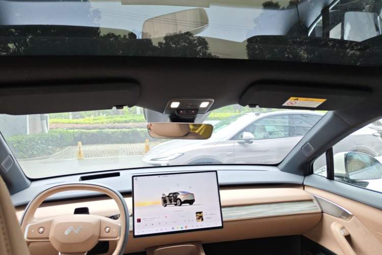 Used ONVO L60 2025 Model—60 kWh All-Wheel-Drive Version Headliner