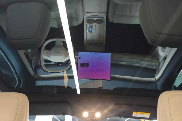 Used ONVO L60 2025 Model—60 kWh All-Wheel-Drive Version Headliner