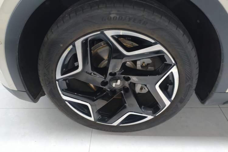 Used ONVO L60 2025 Model—60 kWh All-Wheel-Drive Version Left Front Wheel Hub