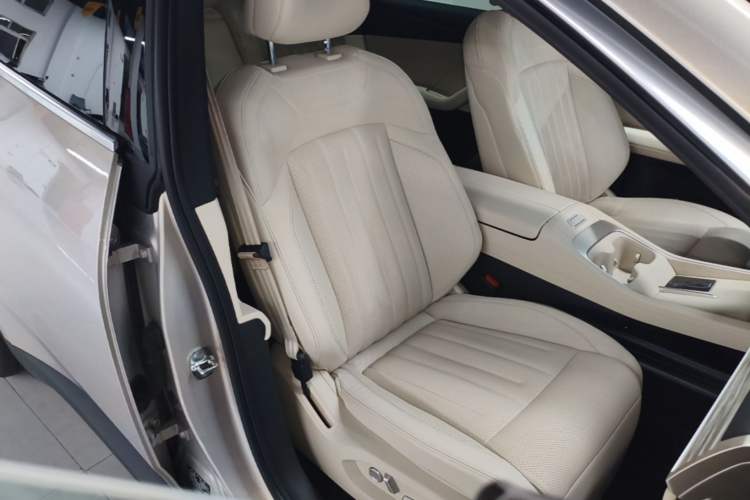 Used ONVO L60 2025 Model—60 kWh All-Wheel-Drive Version Right Front Seat