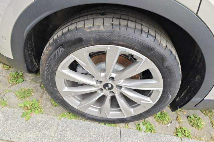 Used ONVO L60 2025 Model—60 kWh All-Wheel-Drive Version Right Rear Wheel Hub