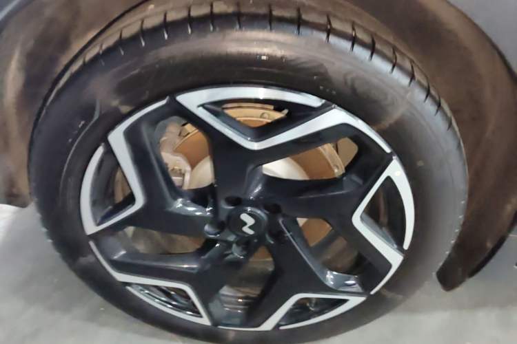 Used ONVO L60 2025 Model—60 kWh All-Wheel-Drive Version Right Rear Wheel Hub