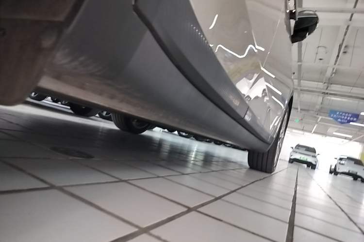 Used ONVO L60 2025 Model—60 kWh All-Wheel-Drive Version Right Side Sill