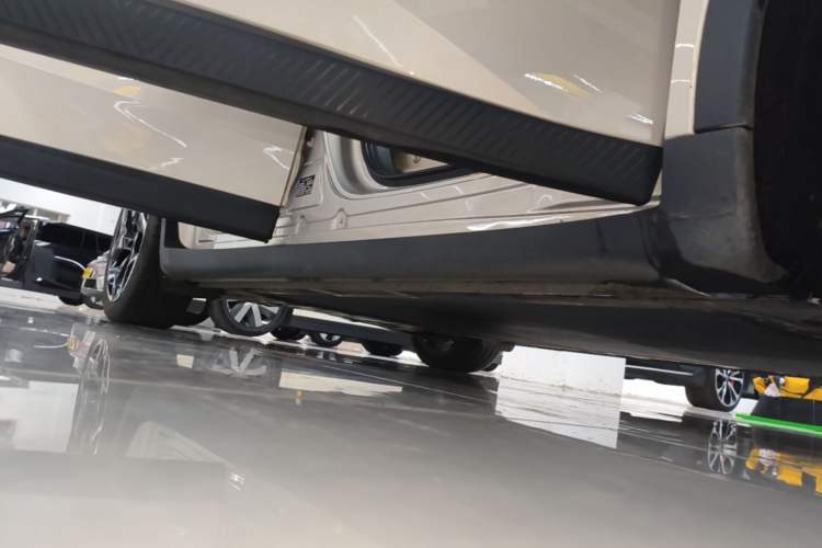 Used ONVO L60 2025 Model—60 kWh All-Wheel-Drive Version Right Side Sill