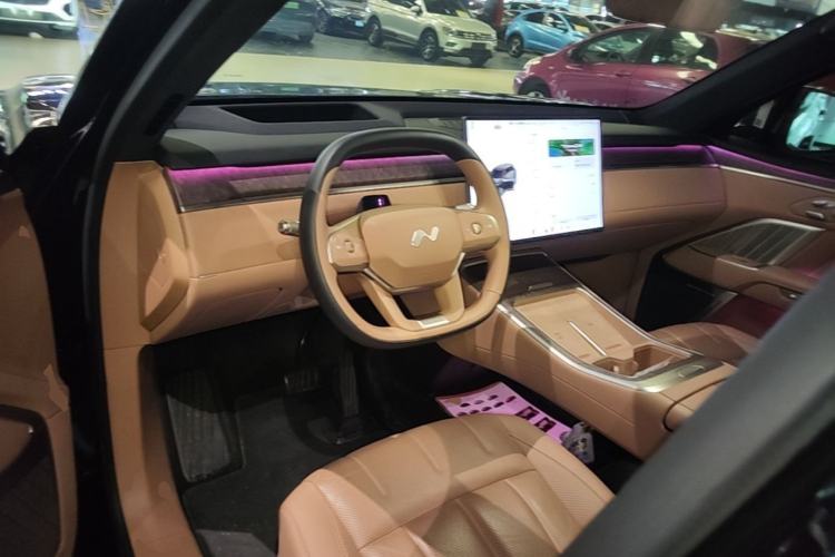 Used ONVO Luxeed L90 2025 Model—Max Six-Seater Version Center Console