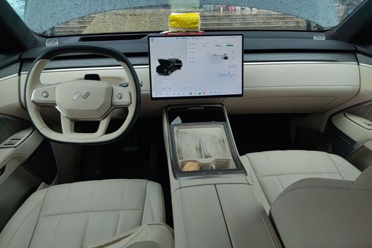 Used ONVO Luxeed L90 2025 Model—Ultra Six-Seater Version Center Console