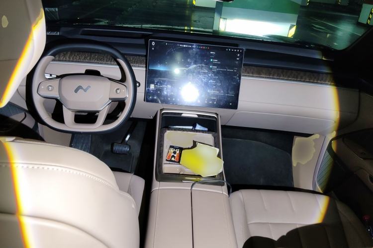 Used ONVO Luxeed L90 2025 Model—Ultra Six-Seater Version Center Console