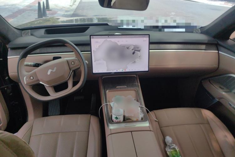 Used ONVO Luxeed L90 2025 Model—Max Six-Seater Version Center Console