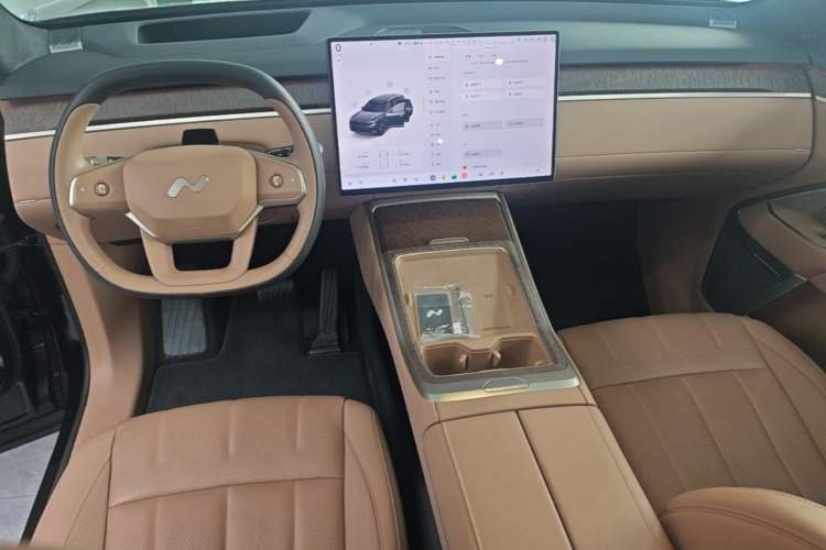 Used ONVO Luxeed L90 2025 Model—Max Six-Seater Version Center Console