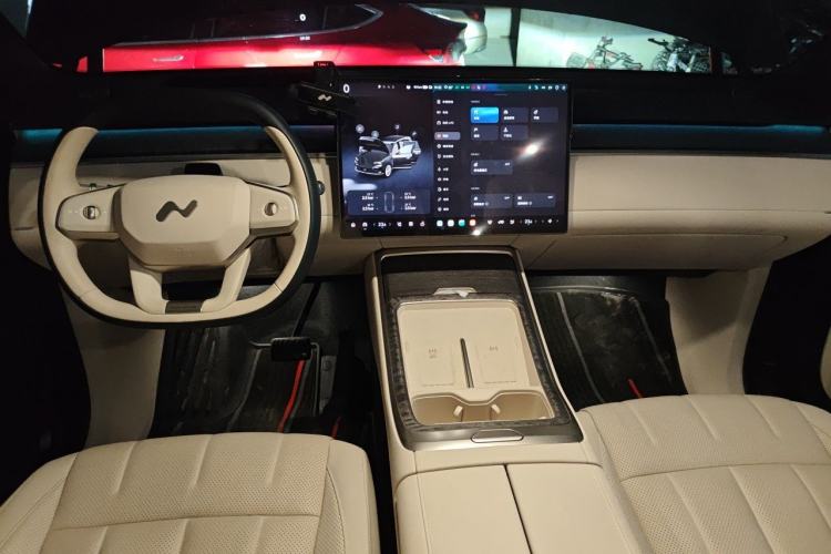Used ONVO Luxeed L90 2025 Model—Max Six-Seater Version Center Console