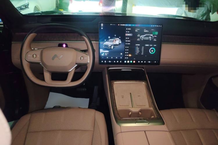 Used ONVO Luxeed L90 2025 Model—Max Six-Seater Version Center Console