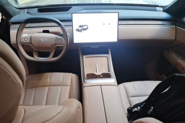 Used ONVO Luxeed L90 2025 Model—Ultra Six-Seater Version Center Console