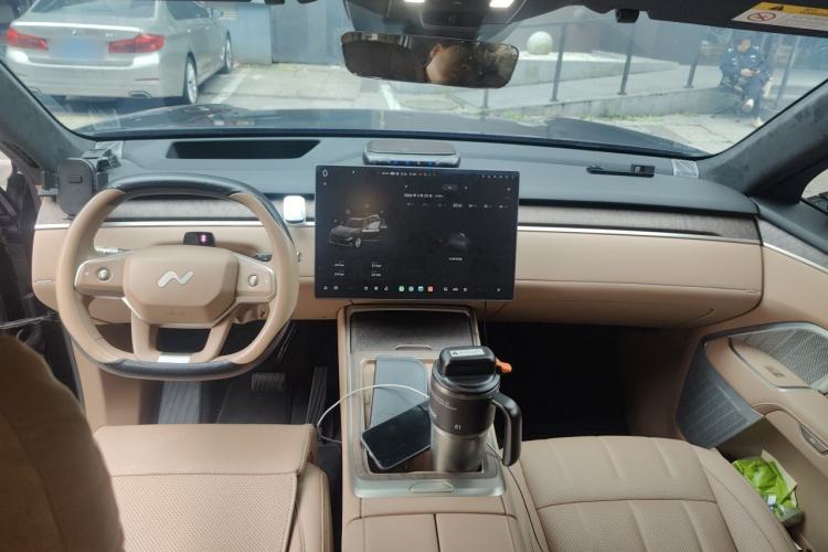 Used ONVO Luxeed L90 2025 Model—Max Six-Seater Version Center Console
