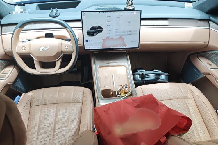 Used ONVO Luxeed L90 2025 Model—Max Six-Seater Version Center Console