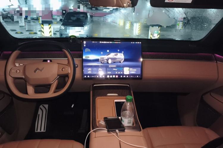 Used ONVO Luxeed L90 2025 Model—Max Six-Seater Version Center Console