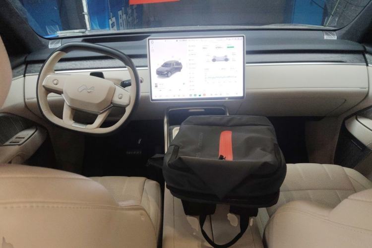 Used ONVO Luxeed L90 2025 Model—Pro Six-Seater Version Center Console