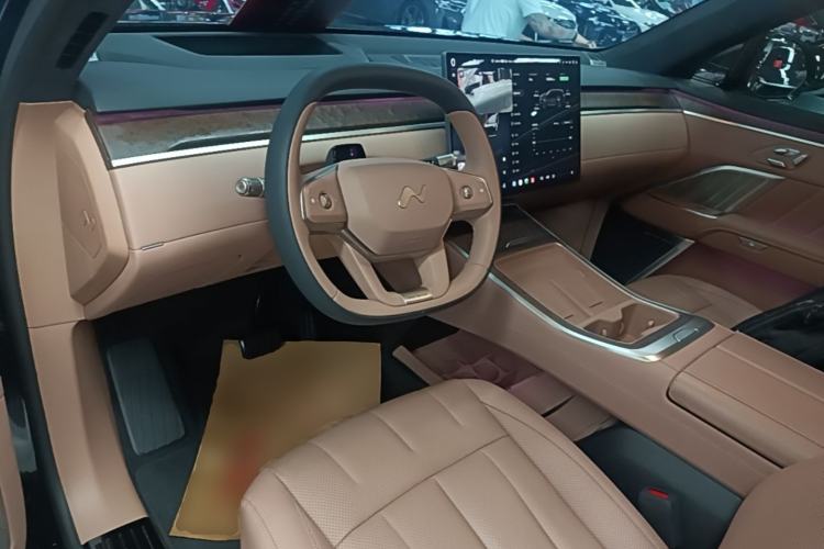 Used ONVO Luxeed L90 2025 Model—Ultra Six-Seater Version Center Console