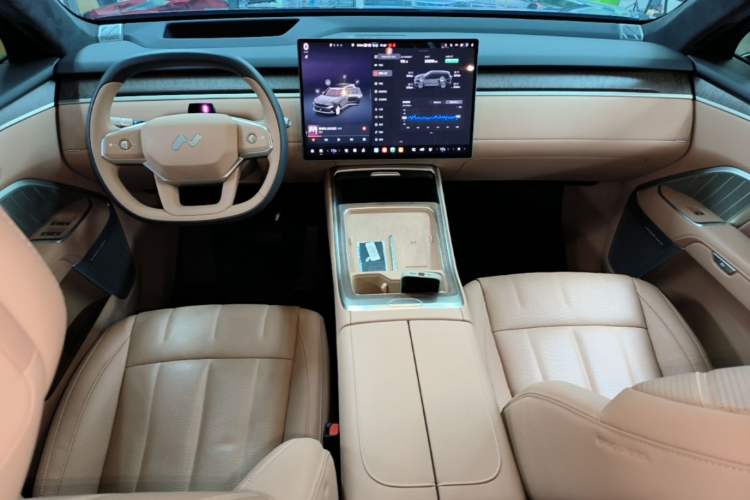 Used ONVO Luxeed L90 2025 Model—Max Six-Seater Version Center Console