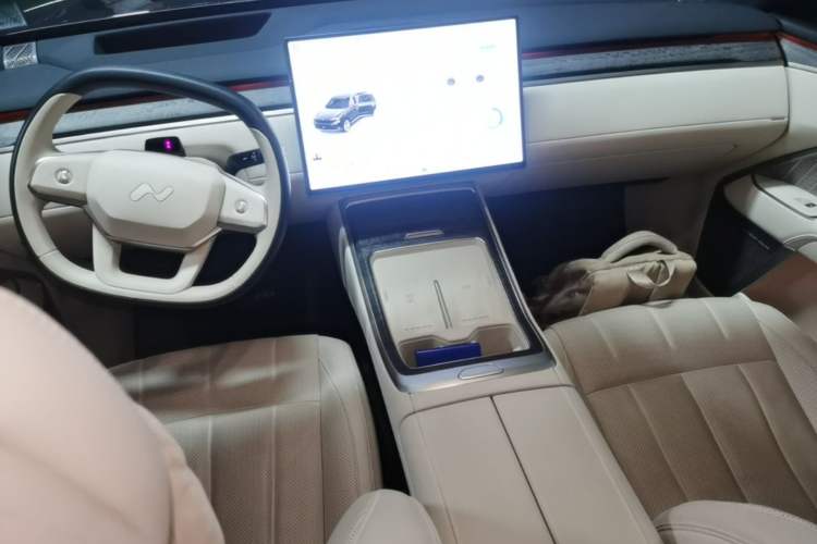 Used ONVO Luxeed L90 2025 Model—Ultra Six-Seater Version Center Console