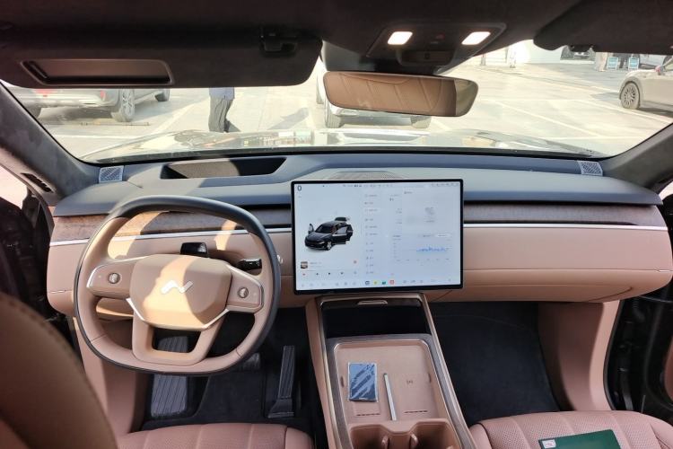 Used ONVO Luxeed L90 2025 Model—Ultra Six-Seater Version Center Console