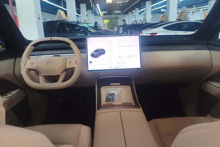 Used ONVO Luxeed L90 2025 Model—Max Six-Seater Version Center Console