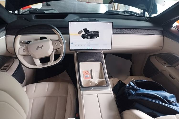 Used ONVO Luxeed L90 2025 Model—Ultra Six-Seater Version Center Console