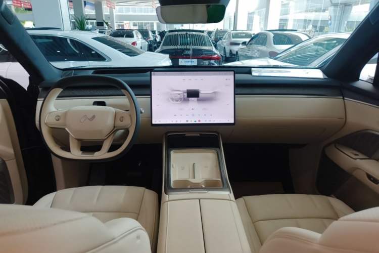 Used ONVO Luxeed L90 2025 Model—Ultra Six-Seater Version Center Console