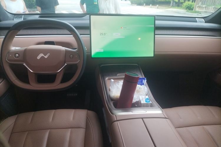 Used ONVO Luxeed L90 2025 Model—Max Six-Seater Version Center Console