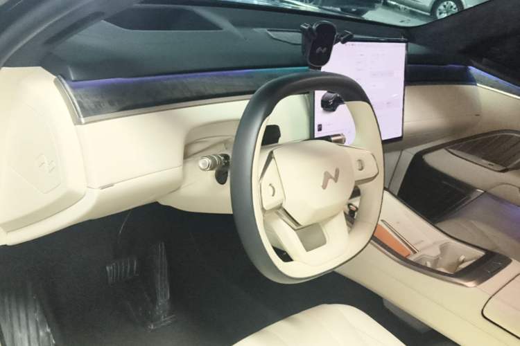 Used ONVO Luxeed L90 2025 Model—Max Six-Seater Version Center Console