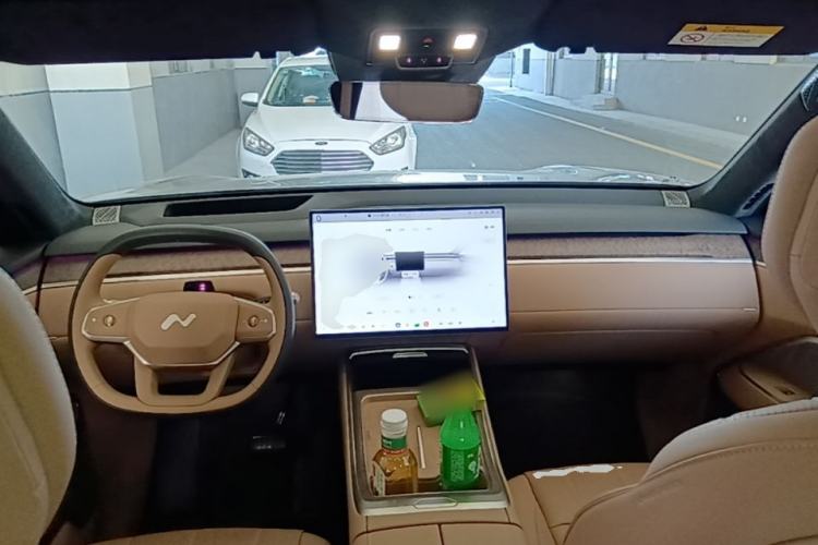 Used ONVO Luxeed L90 2025 Model—Ultra Six-Seater Version Center Console