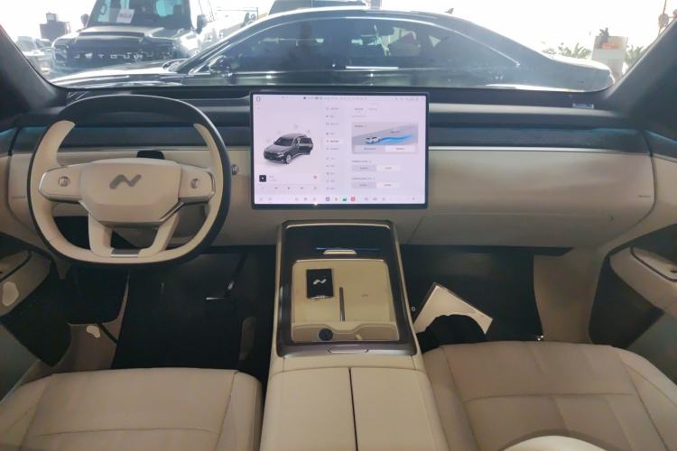 Used ONVO Luxeed L90 2025 Model—Max Six-Seater Version Center Console