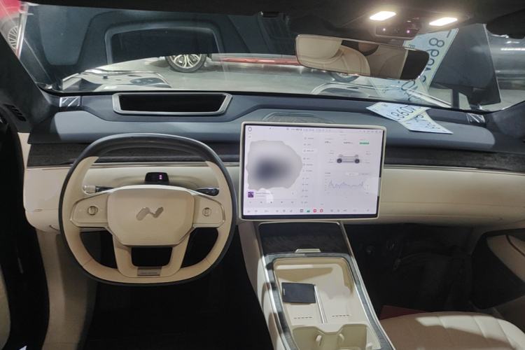 Used ONVO Luxeed L90 2025 Model—Ultra Six-Seater Version Center Console
