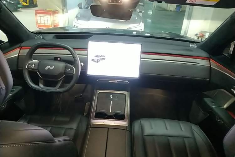 Used ONVO Luxeed L90 2025 Model—Ultra Six-Seater Version Center Console