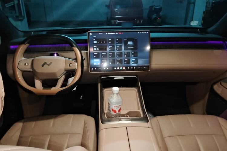 Used ONVO Luxeed L90 2025 Model—Max Six-Seater Version Center Console
