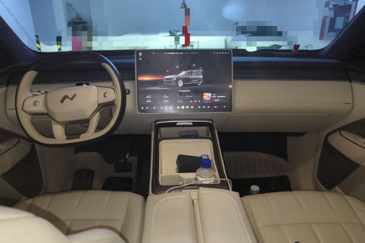 Used ONVO Luxeed L90 2025 Model—Ultra Six-Seater Version Center Console